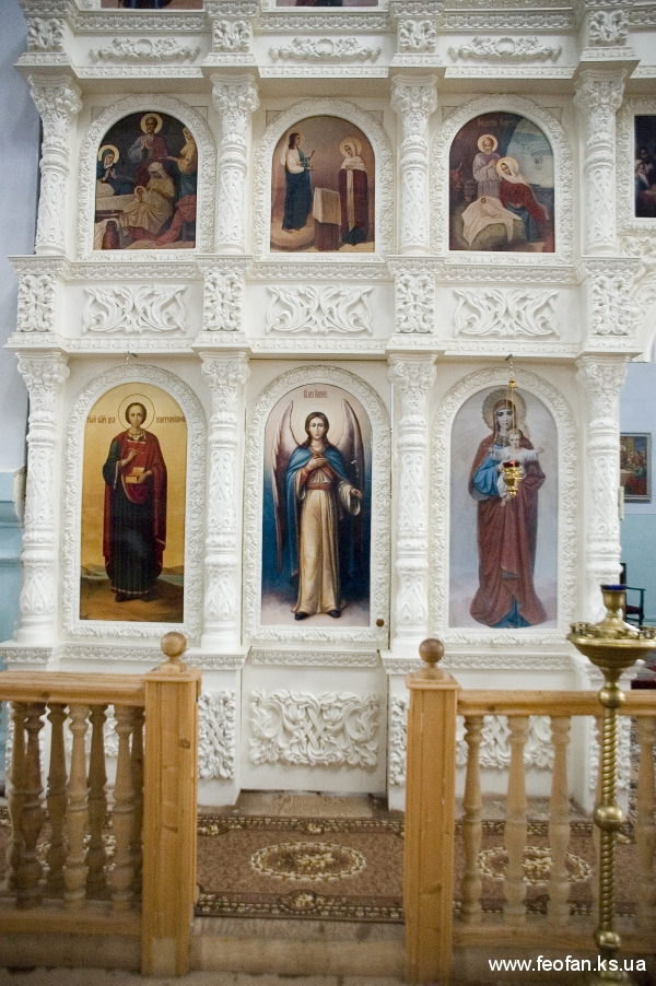 Иконостас в интерьере церкви Рождества Пресвятой Богородицы. п.Збурьевка. Н-8м.х9,5м.